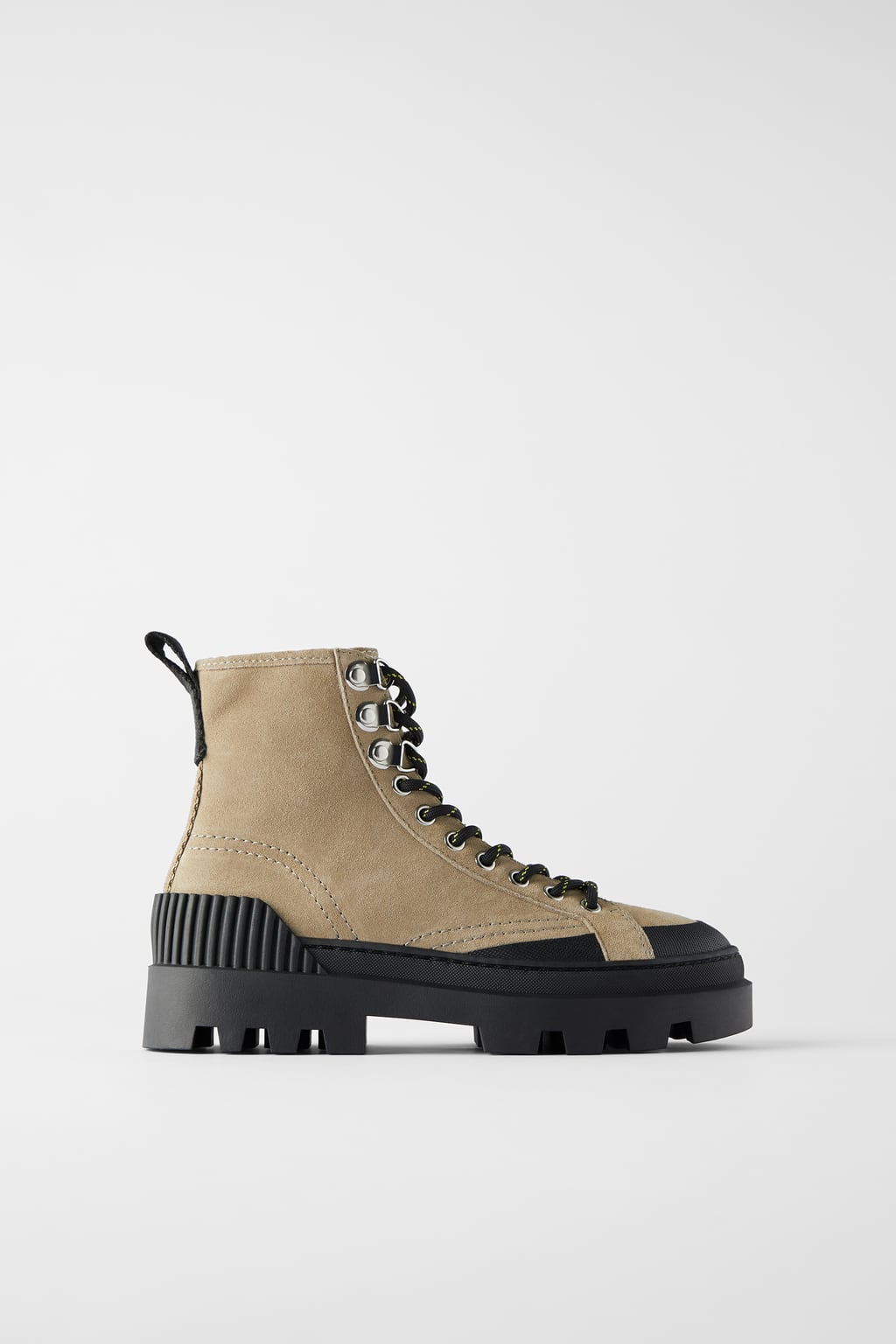 La suela track también se ha colado en las botas tipo montaña. Estas en tono caqui que podrían ser tu mejor compra. (59,95 euros).