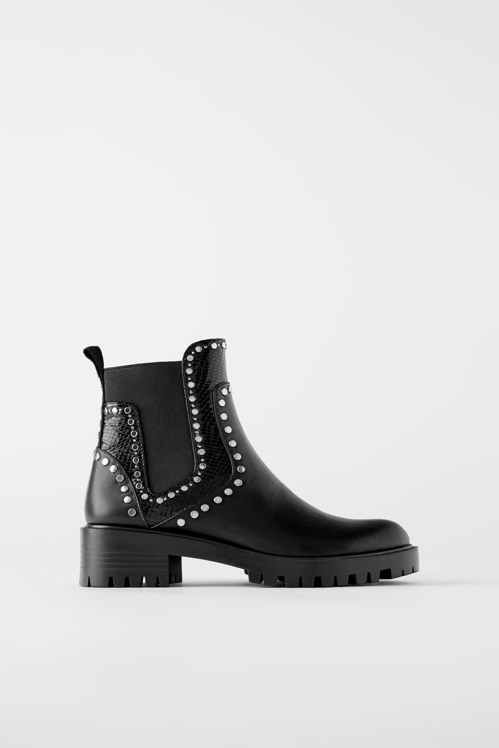 Cuatro palabras: comodidad, estilo y buen precio. Así son estos botines de suela track y tachuelas de Zara que están a punto de agotarse. (35,95 euros).