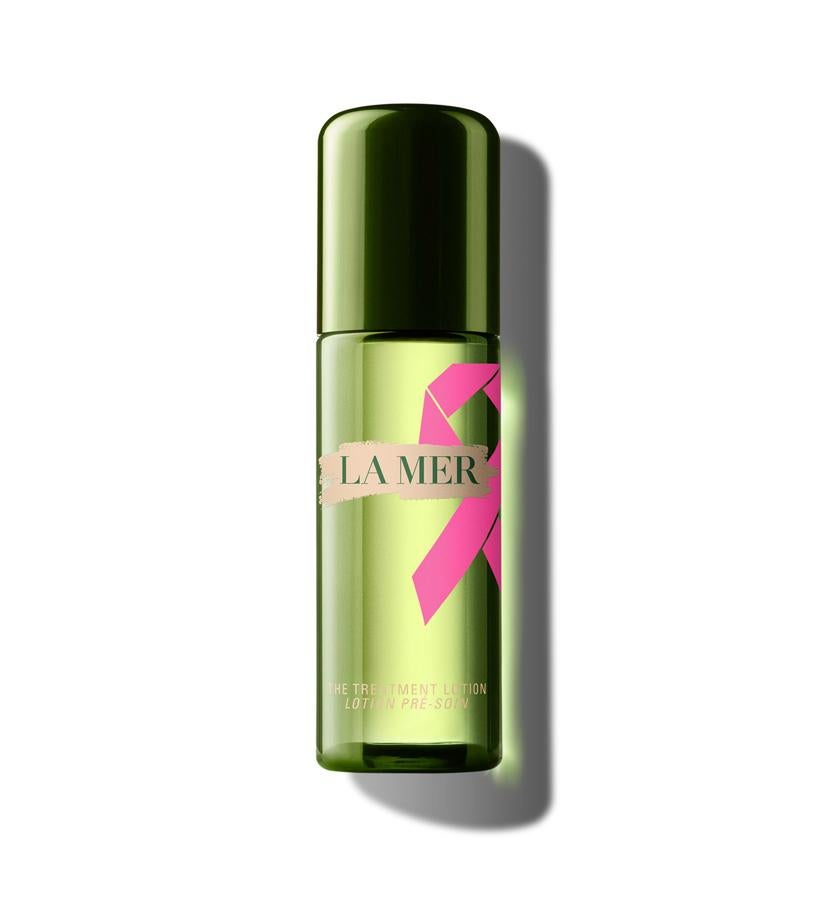 Este elixir de rápida absorción proporciona una hidratación instantánea que suaviza y nutre visiblemente la piel. El 100% del beneficio de la venta de este producto se destinará a la investigación médica sobre el cáncer de mama.  The Treatment Lotion de La Mer  (135 €).