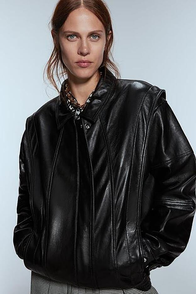 La cazadora más ochentera que hemos visto hasta la fecha es esta de Zara, confeccionada en piel cien por cien.