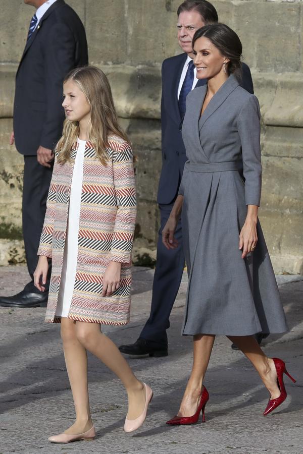 La Reina Letizia, muy elegante con un vestido repetido de silueta lady en gris marengo, demostró con su look que quería ceder todo el protagonismo de estos Premios Princesa de Asturias a su hija Leonor, de la que estuvo muy pendiente durante todo el acto.