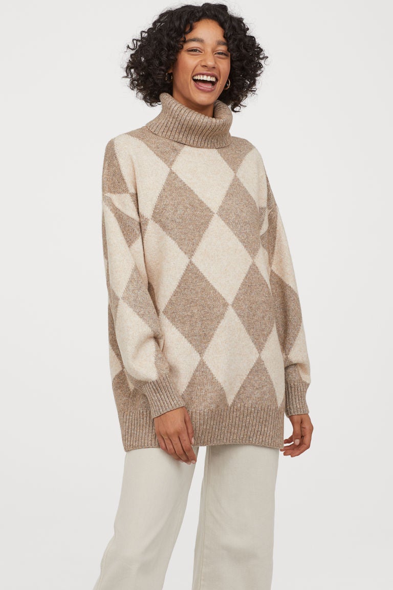 ¿Qué tal uno maxi con cuello vuelto para sobrevivir a la bajada de temperaturas con estilazo? (29,99 euros).