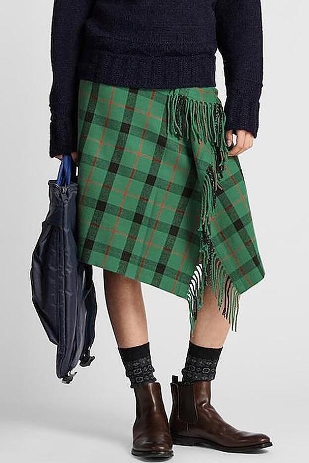 La versión en verde de la famosa falda de flecos de Uniqlo que lleva Paula Ordovás.