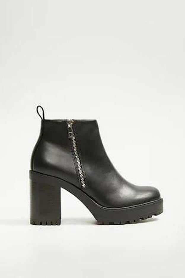 Hemos fichado en Mango unos botins muy parecidos a los que lleva María G. de Jaime. Tienen suela track y cremallera y cuestan 39,99 euros. La mala noticia es que están prácticamente agotados.