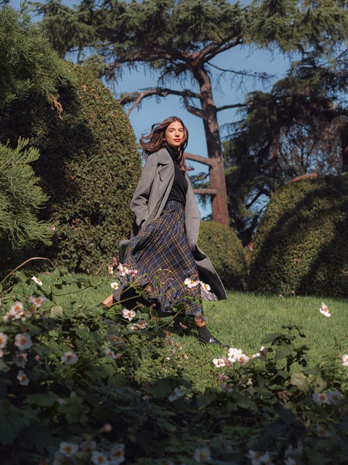 Abrigo y jersey de Pedro del Hierro, falda de Claudie Pierlot, calcetines de El Corte Inglés y zapatos de Maje.