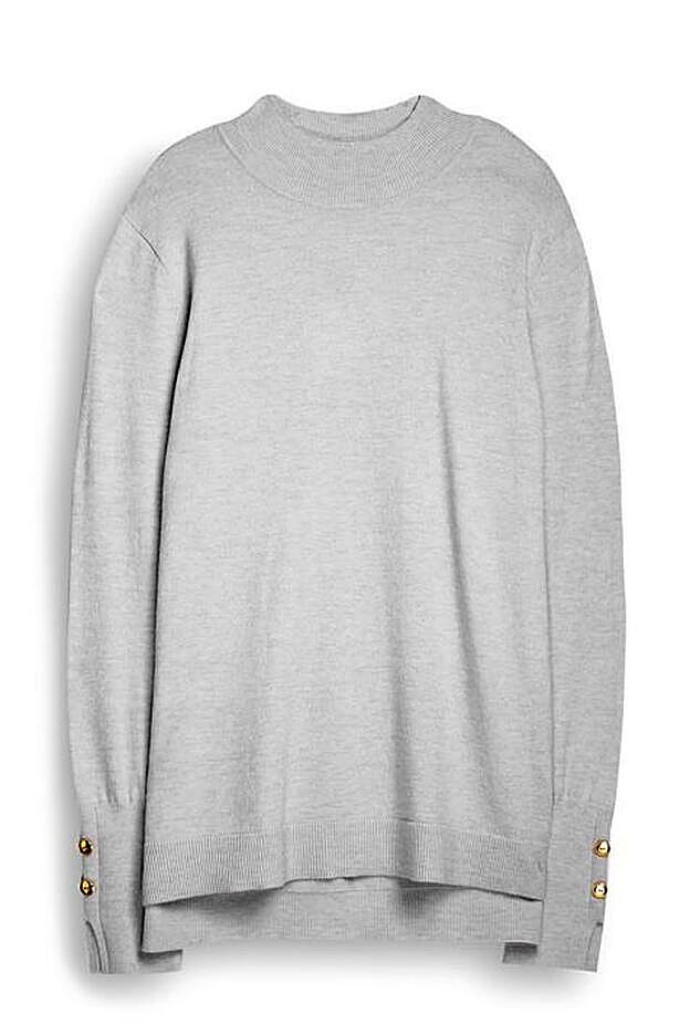 Jersey gris de punto fino con botones en las mangas, de Primark (11 euros).