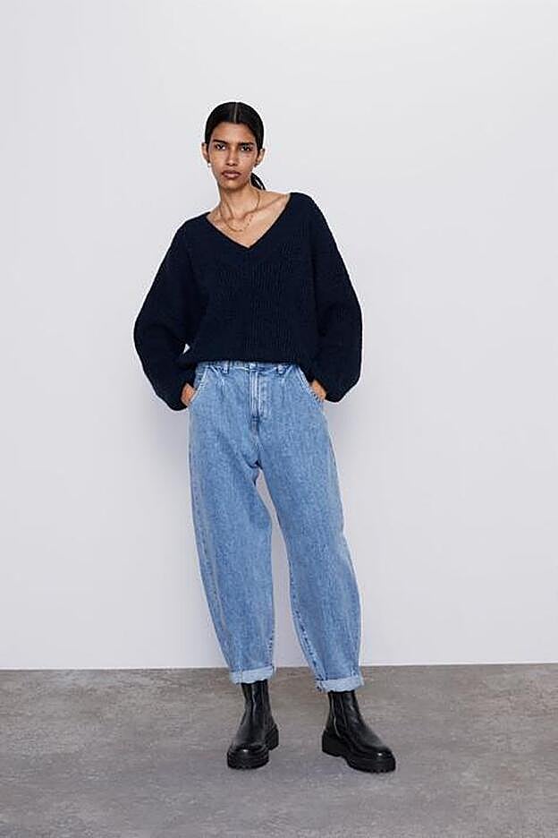 Puedes combinar el top con unos vaqueros slouchy, como ha hecho Teresa Bass. Estos son de Zara y cuestan 29,95 euros.