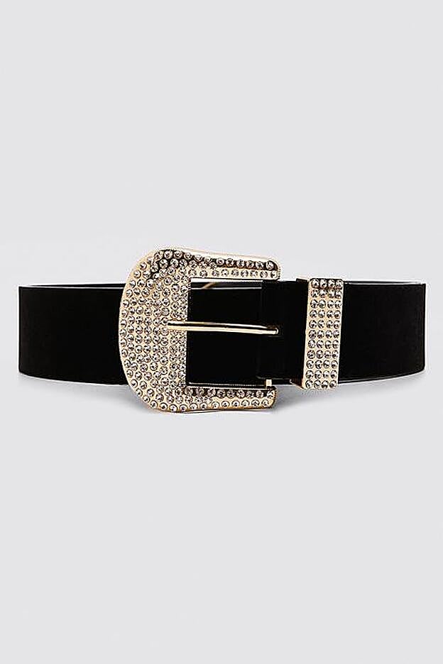 Rocío Osorno ha cambiado el cinturón que viene con la prenda por este, de Zara (17,95 euros).