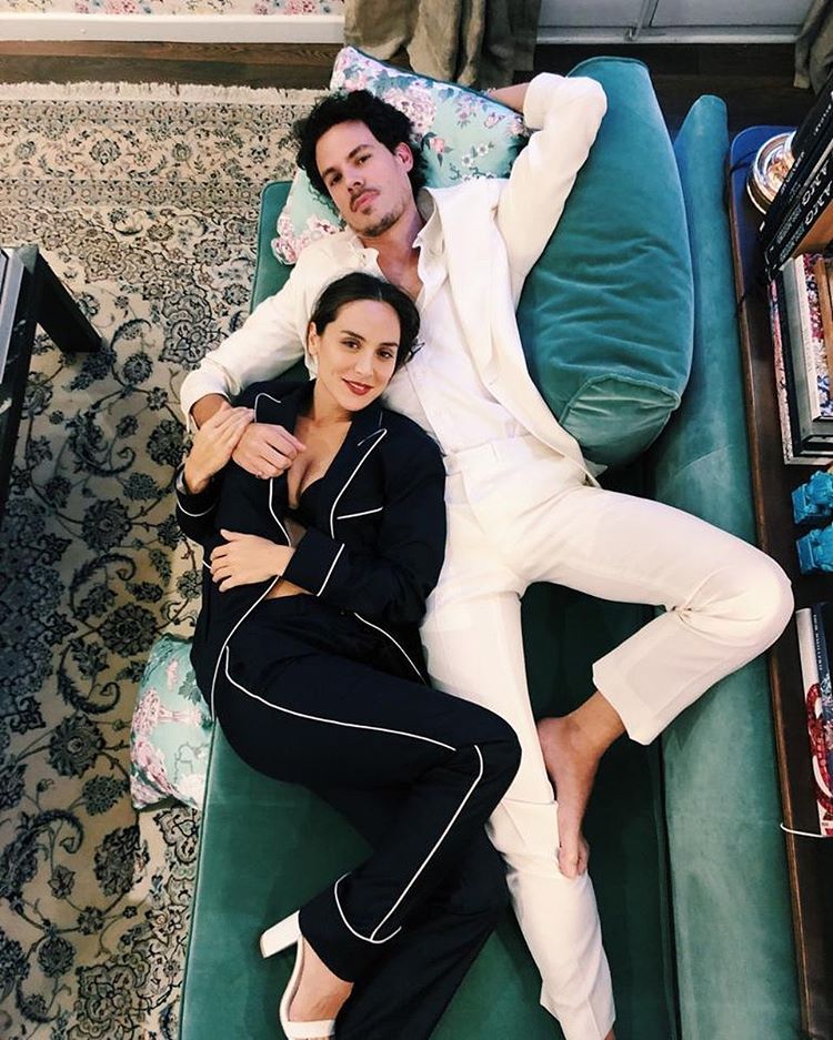 Sin duda,  el look más sexy de Tamara Falcó  es este traje pijamero de satén de Avellaneda, su gran amigo en 'Masterchef Celebrity 4'.