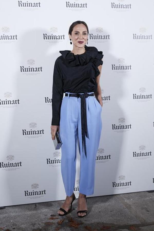 Nos enamoramos profundamente de este 'total look' de The 2nd Skin&Co. de Tamara Falcó. Tanto, que tuvimos que  copiarle la blusa de volantes en Zara ...