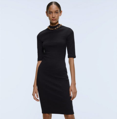 La sencillez de este vestido de tubo de Zara con cuello subido y manga corta también es otra de nuestras opciones para cerrar 2019. Por 15,95 euros puede ser tuyo, y además de servirte para triunfar en Nochevieja puede ser un recurso excelente para un look de oficina con una blazer, o para un estilismo callejero, acompañado por una sudadera de colores y unas Converse.