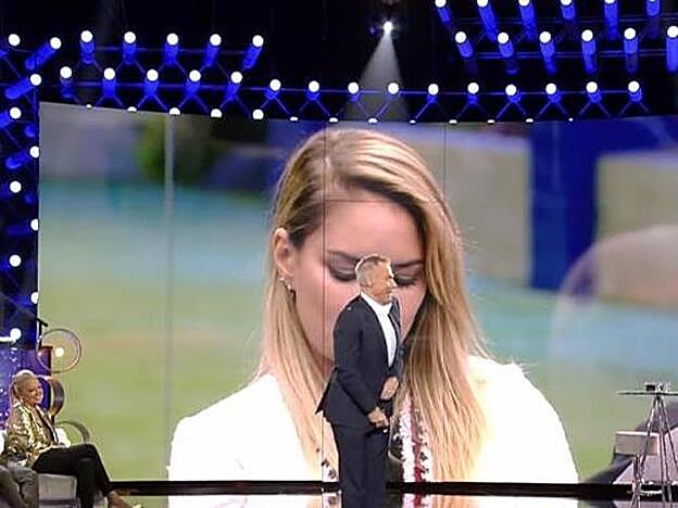 Jordi González subiéndose la bragueta en pleno directo.