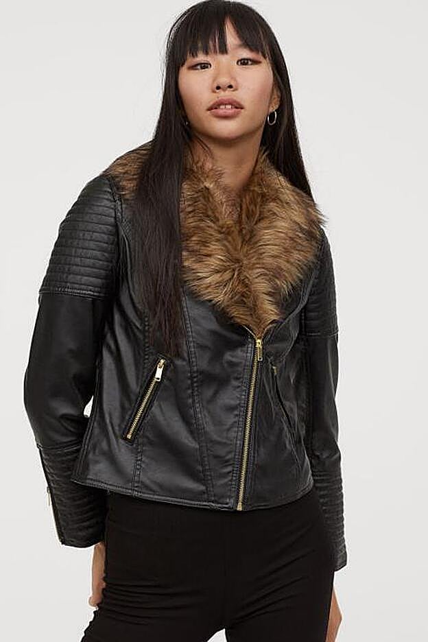 Biker con cuello de pelo desmontable, disponible en H&M hasta la 4XL.