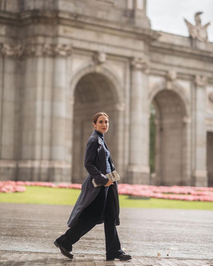 Tamara Falcó combinó este jersey de rayas con una gabardina a juego y pantalón de pana recto de Mango.