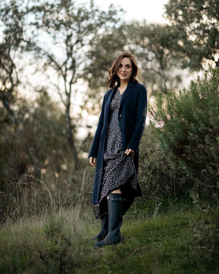 La ganadora de 'MasterChef Celebrity' dio una lección de estilo, demostrando que también se puede ir al campo ideal. Y lo hizo con un vestido de flores de Masscob y botas de agua de Hunter.