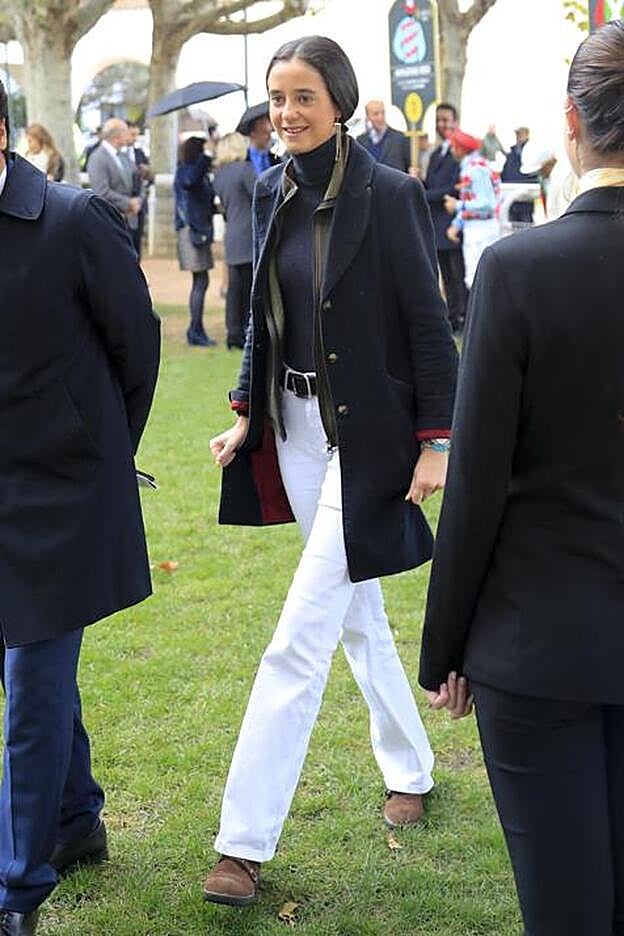 Victoria federica acudía a la hípica este fin de semana con unas amigas y lo hacía con un look de vaqueros blancos acampanados que le vamos a copiar en Mango por menos de 30 euros.