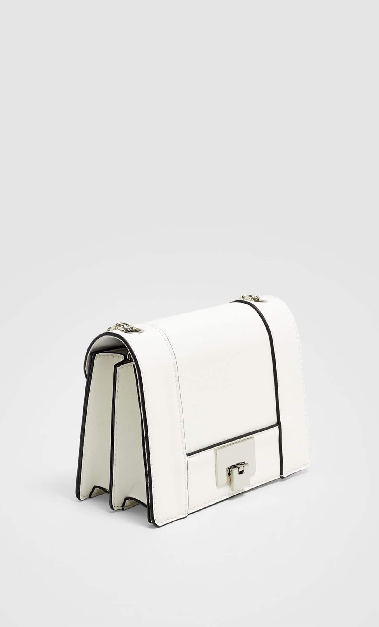 Esta bandolera de asa fina con cadena larga y cierre metálico cuesta 12,99 euros y también está disponible en rosa maquillaje. Una opción a tener en cuenta si buscas un bolso  que complemente estampados claros y tonos pastel .