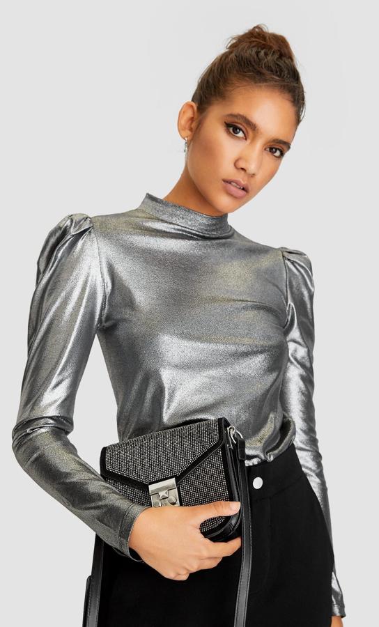 El strass no podía faltar a esta cita con las bandoleras más apetecibles y Stradivarius ha optado por  un diseño de formas redondas  para llevarlo con los looks nocturnos más impecables. Tampoco descartamos, con su pequeño tamaño, que se convierta en el complemento ideal para nuestros  estilismos denim . Cuesta 19,99 euros.