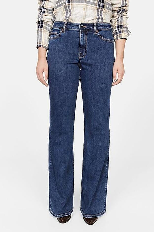 Unos vaqueros básicos que sientan bien a casi todas: los acampanados de Violeta.