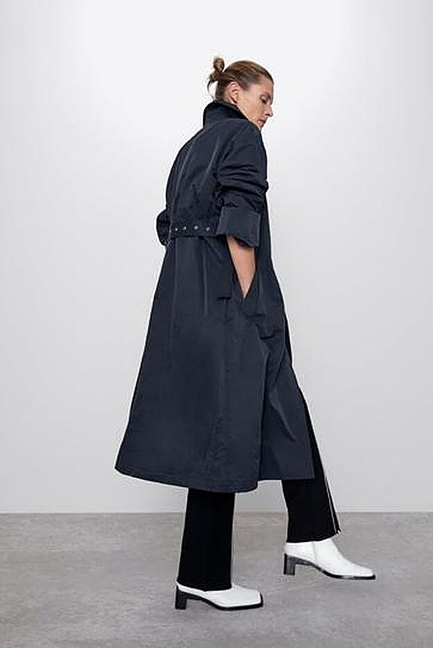 Trench azul marino de Zara (79.95 euros).