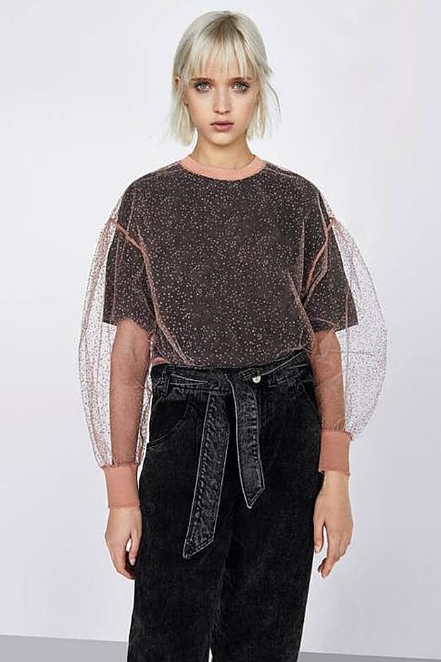 El maravilloso jersey de plumeti sobre un tenue tejido rosa transparente.