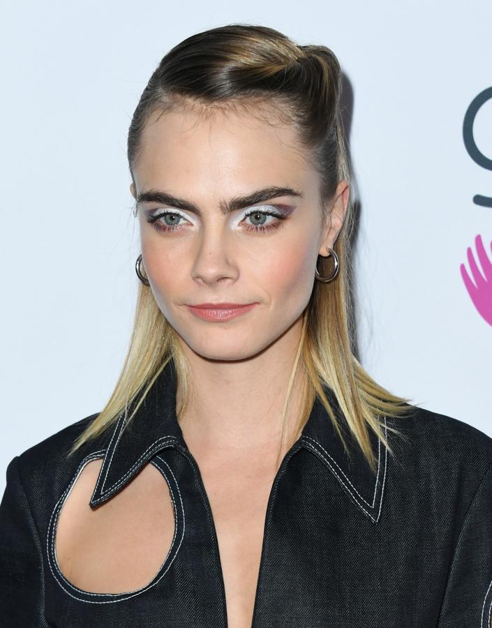 Los semirecogidos son muy recurrentes pero demasiado clásicos. ¿Qué tal si pruebas esta versión de Cara Delevingne? Recoge tu mechón delantero haciéndolo girar hasta el final para que quede una forma tubular super original y favorecedora.