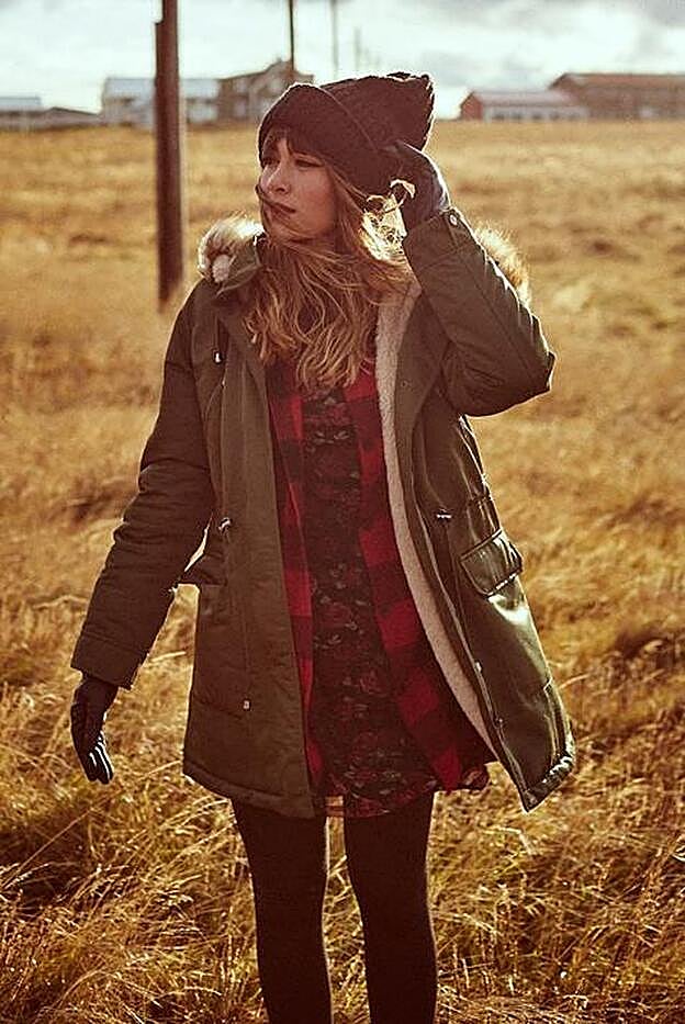 Aitana con la sobrecamisa de cuadros roja de Stradivarius.