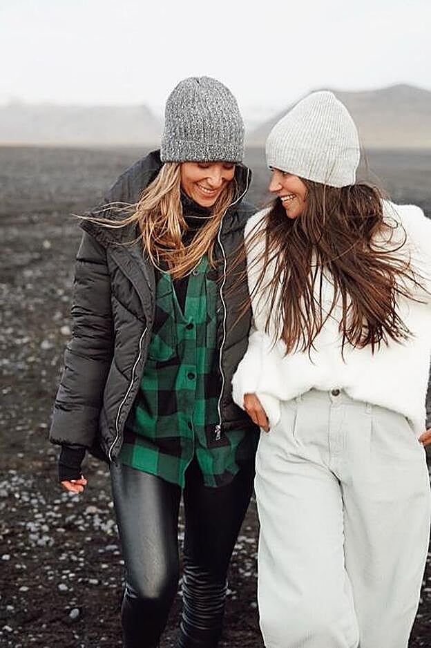 María Pombo con la sobrecamisa de cuadros de Stradivarius junto a María G. de Jaime.