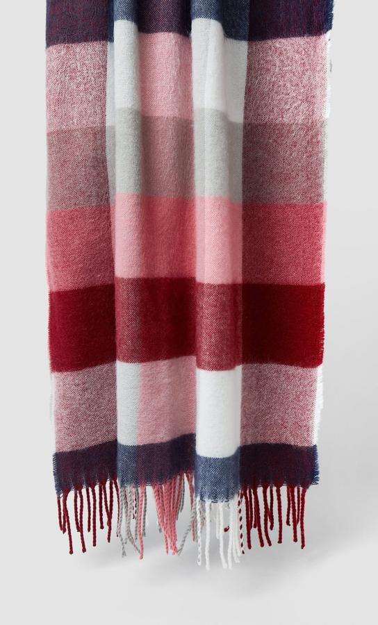 Con un estilo similar al de Aitana, pero mucho más vistoso, llega a Stradivarius esta bufanda de cuadros rosas, que combina en su estampado colores como el rojo, el blanco, el gris y el azul marino. La elección perfecta si tienes un abrigo en alguno de esos colores, o si vives pegada a tu  cazadora vaquera . También cuesta 12,99 euros.