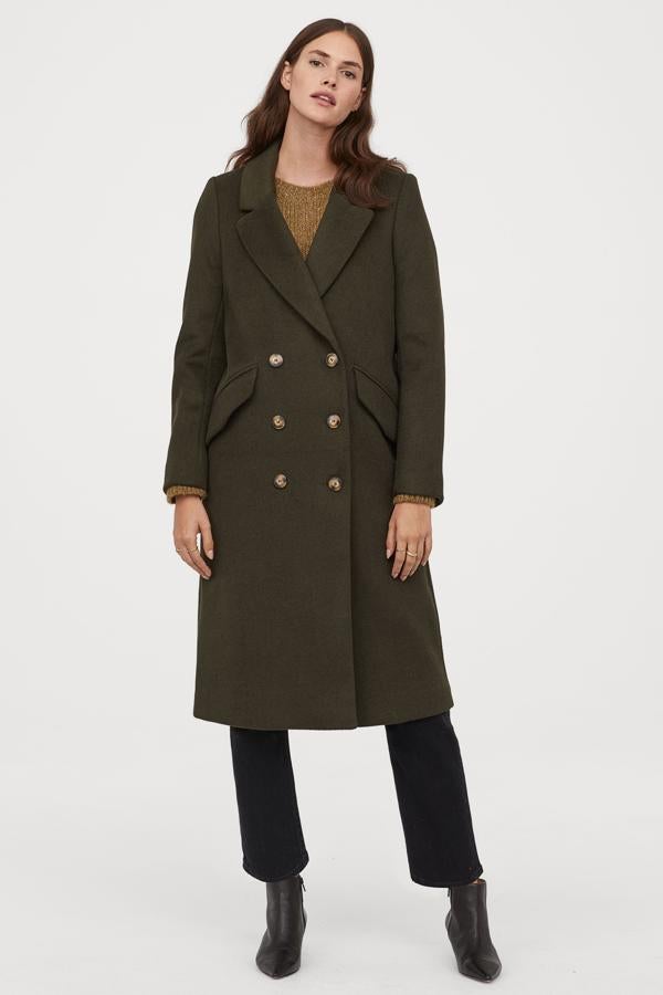 Este modelo de H&M tiene botonadura cruzada y es un tono verde musgo que nos encanta (59,99 euros).