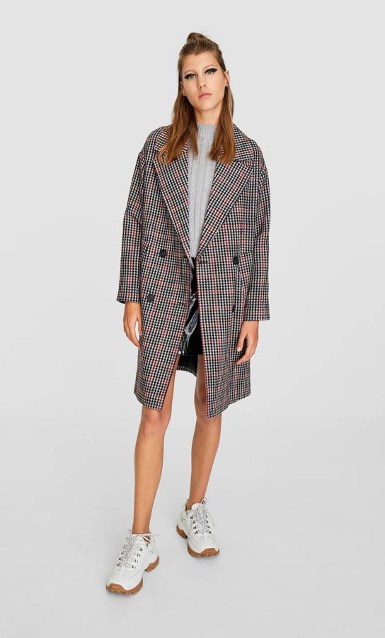 Tipo chaquetón, más corto y con cuadros en tonos rojos y grises. Este modelo de Stradivarius queda ideal con minifalfa pero también con vaqueros (49,99 euros).