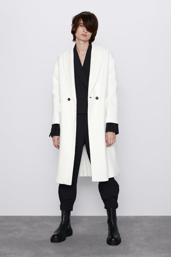 ¿Te atreves con un abrigo blanco? Nosotras, sí. Y este de Zara, además de asequible, es muy estiloso y abrigado (59,95 euros). El contraste con un look negro debajo queda así de bien.