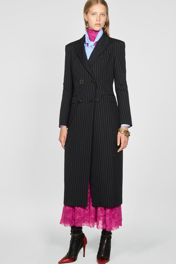 El de toda la vida, el de raya diplomática en gris oscuro, este es de Zara y es uno de los mejores cortes de la temporada (129 euros).