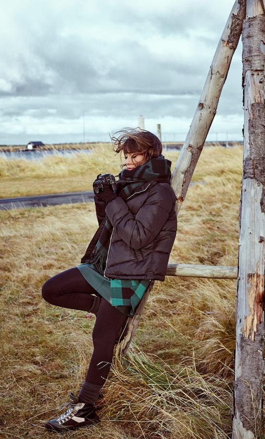 Aitana ha combinado la sobrecamisa de cuadros verde conuna bufanda a juego (12,99 euros), una minifalda de efecto piel verde (17,99 euros) y una cazadora negra de cuello alto (29,99 euros). Además, añadió unos botines de montaña con cordones (45,99 euros).