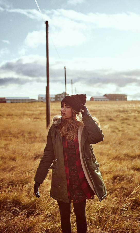 Aitana también ha llevado la sobrecamisa de cuadros roja con la parka caqui y un mini vestido de flores (15,99 euros).