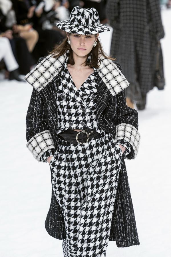 Look del desfile 'prèt-â-porter' de Chanel para el otoño-invierno 2019/20.