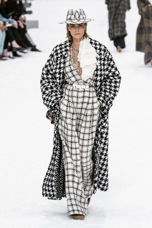 Look del desfile 'prèt-â-porter' de Chanel para el otoño-invierno 2019/20.