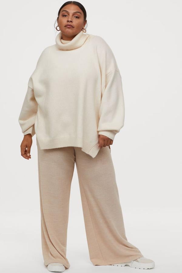 Para sumarse a la tendencia de los looks monocromos gracias a H&M. Pantalón holgado en punto fino suave con caída, acabado cepillado suavey cintura estándar elástica (19,99 euros). Deportivas con plataforma (34,99 euros). Jersey de punto con textura suave cepillada. Modelo de manga larga con cuello alto doble, hombros marcadamente caídos y aberturas laterales pronunciadas. (19,99 euros).