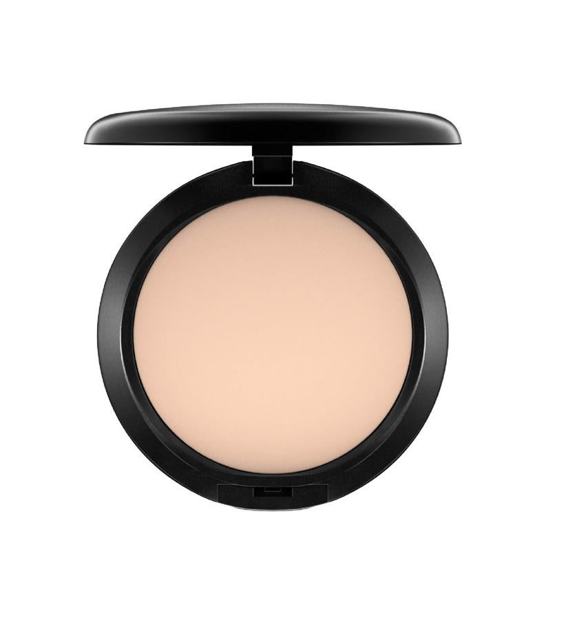 Base de maquillaje y polvos, todo en uno, con cobertura media-alta y acabado mate. Te asegura un color duradero, sin sentir peso porque la fórmula aterciopelada crea un velo suave y perfecto en la piel que la permite respirar mientras camufla los poros y las imperfecciones. Contiene propiedades que controlan la grasa sin secar la piel. No tienes que preocuparte de que el polvo se asiente en pliegues o líneas con esta base edificable clásica de culto que tiene una textura suave y aterciopelada. (32,45 €).