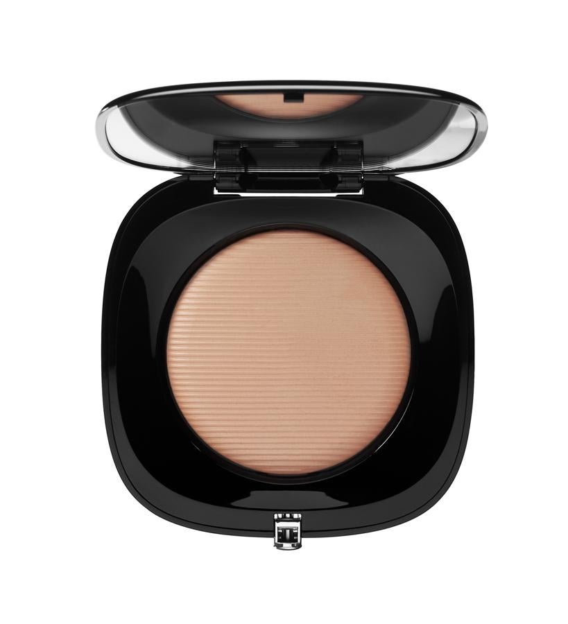 Ofrece una sensación suave y mate combinada con un acabado sutilmente luminoso, ideal si tienes la piel normal a mixta. La textura sedosa y casi cremosa del polvo prensado se vuelve suave y transparente, aunque es mejor que no intentes aumentar la cobertura porque quedaría con un acabado menos natural. En general, si deseas una base en polvo sutilmente luminosa y no tienes que camuflar imperfecciones, esta base prensada es para ti. (48 €).