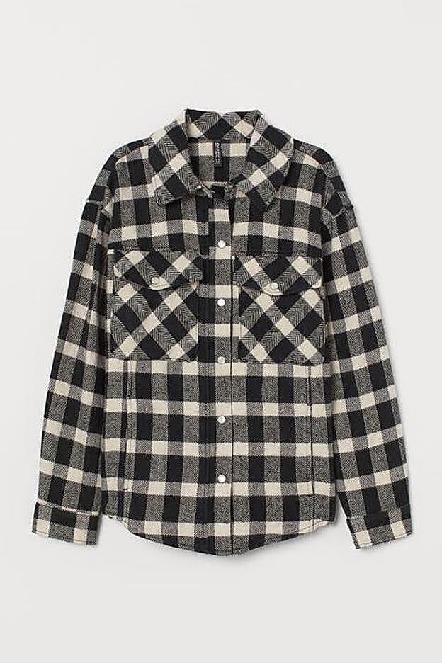 Chaqueta camisera de H&M con estampado a cuadros blancos y negros.