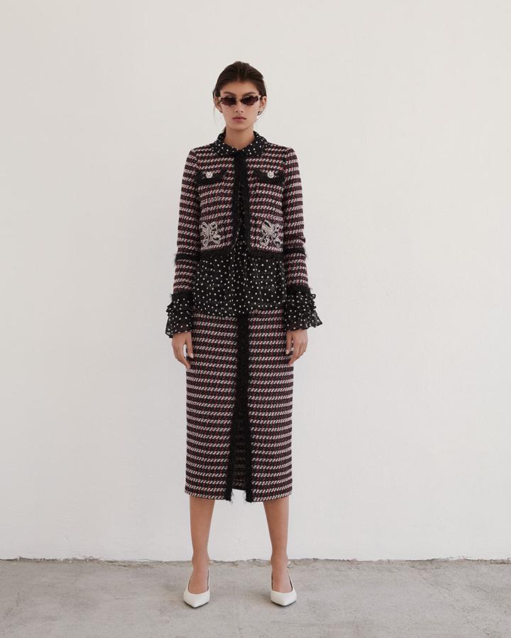 ¿Puede ser más Chanel este traje de tweed de Uterqüe? La chaqueta cuesta 159 euros, y la falda lápiz, 99 euros.