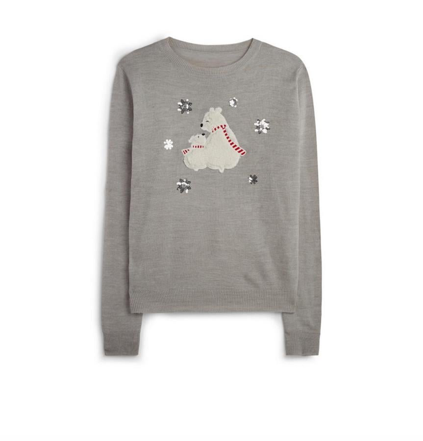 Tal vez l menos festivo de la colección, este sencillo jersey de cuello caja cuesta 9 euros. Las estrellas están confeccionadas con lentejuelas y los osos tienen un relieve que imita el borrego.