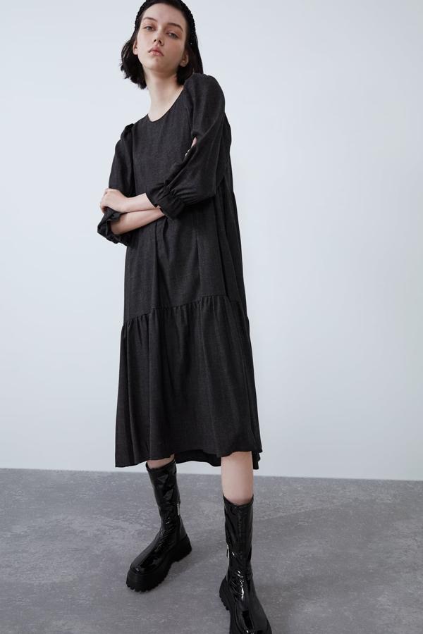 VESTIDO MIDI PLIEGUES1039,95 EURVestido midi de cuello redondo y manga por debajo del codo, acabada en volante con elástico. Lleva bolsillos laterales ocultos en costura, un detalle de plisados y bajo asimétrico (Zara, 39,95 euros). Botín plano confeccionado en un material elástico con acabado acharolado. Lleva cremallera interior, tirador trasero y suela gruesa tipo track (49,95 euros).