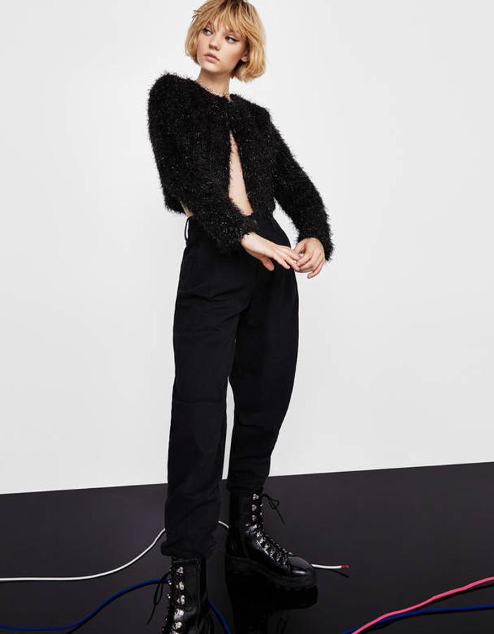 Chaqueta de pelo con hilo metalizado (22,99 euros); pantalón slouchy (19,99 euros) con el bajo acabado con vuelta; y botines acordonados con plataforma y suela track (39,99 euros). Todo de Bershka.