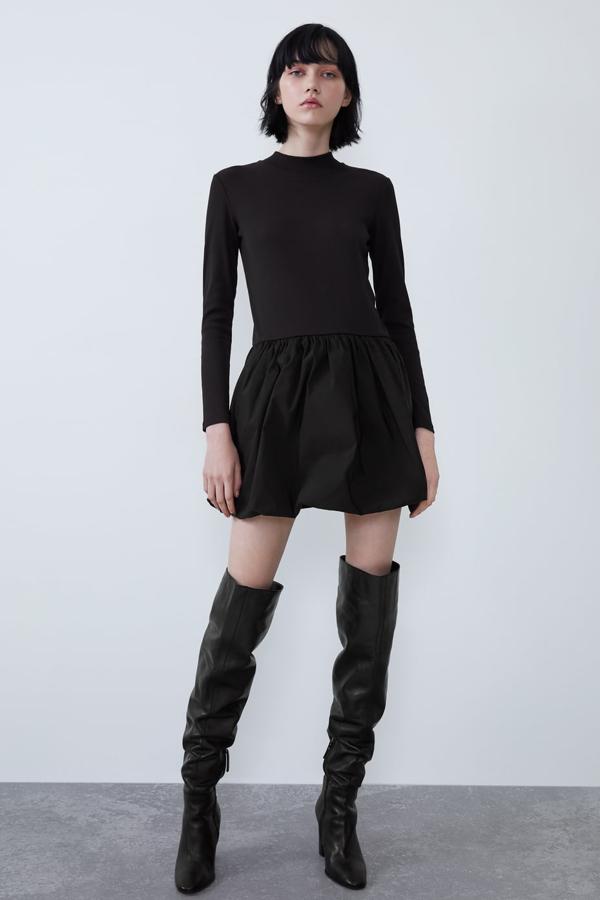 Vestido de cuello redondo y manga larga., con el bajo abullonado combinado en distinto tejido (Zara, 22,95 euros). Bota de piel con la caña XL (22,5 centímetros de ancho) con caída y cremallera interior. Lleva un tacón ancho con efecto madera de 9,5 centímetros). Es de Zara y cuesta 149 euros.