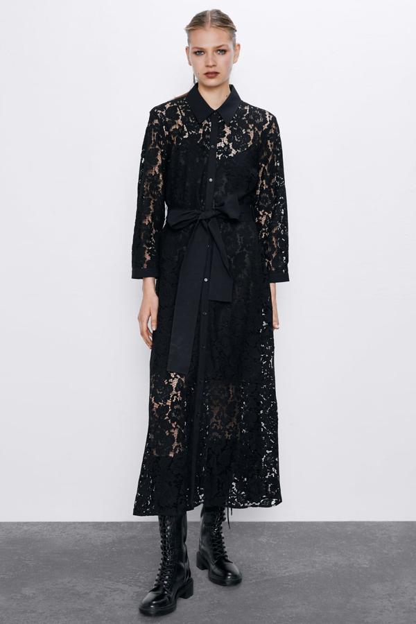 Vestido de encaje con forro interior, cinturón combinado a tono y cierre frontal con botones (Zara, 39,95 euros). Bota plana de piel de color negro con cordones, punta cuadrada y tirador trasero (99,95 euros). Lleva una suela gruesa tipo track y cierra con una cremallera interior.