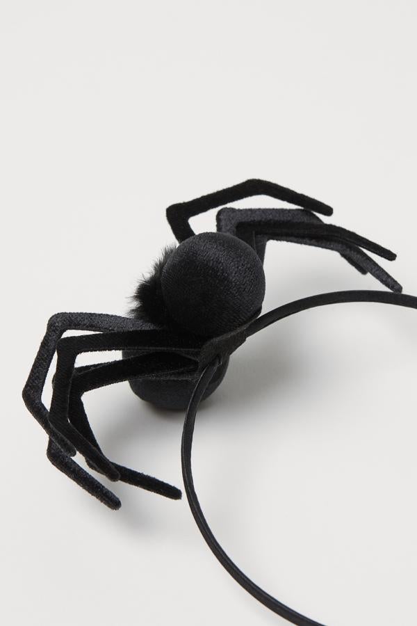 Si buscas un complemnto para tus peinados, en H&M puedes encontrar esta simpática diadema con araña por 9,99 euros.