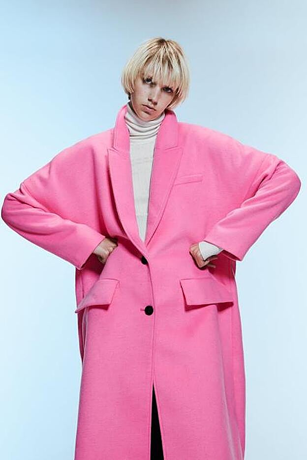 Oversize y en rosa chicle es la propuesta de Zara.