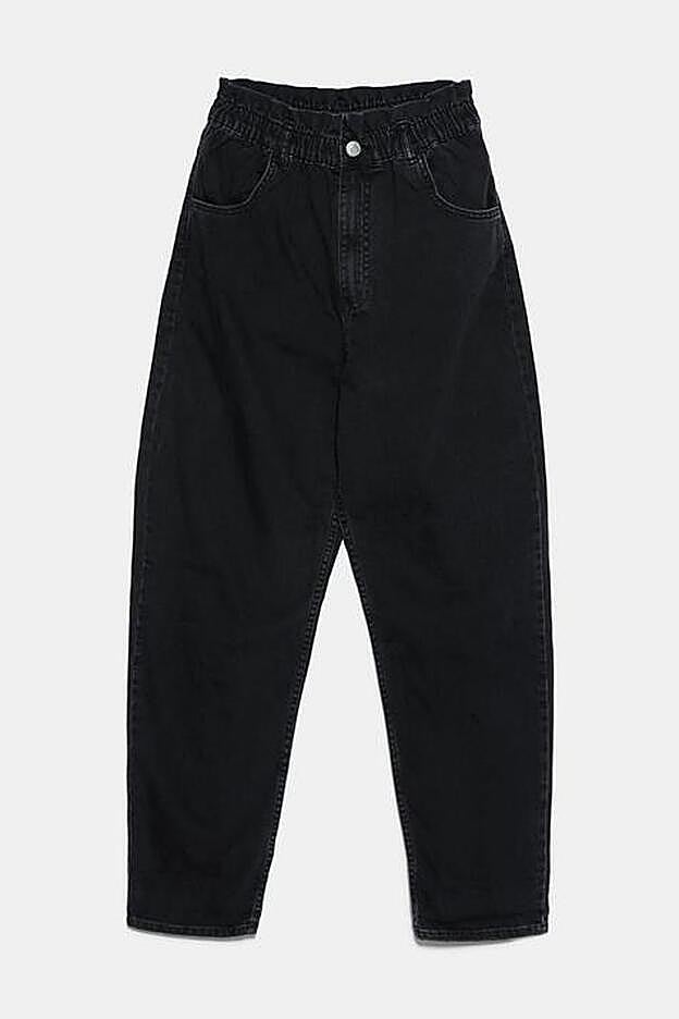 Jeans slouchy negros con cintura elástica.